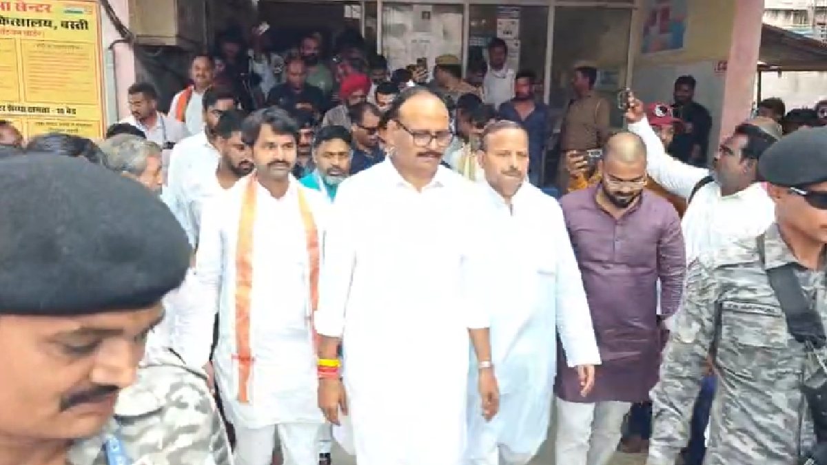 बस्ती जिला अस्पताल पहुंचे डिप्टी CM बृजेश पाठक, मरीजों का जाना हाल; अधिकारियों को दिए सख्त निर्देश